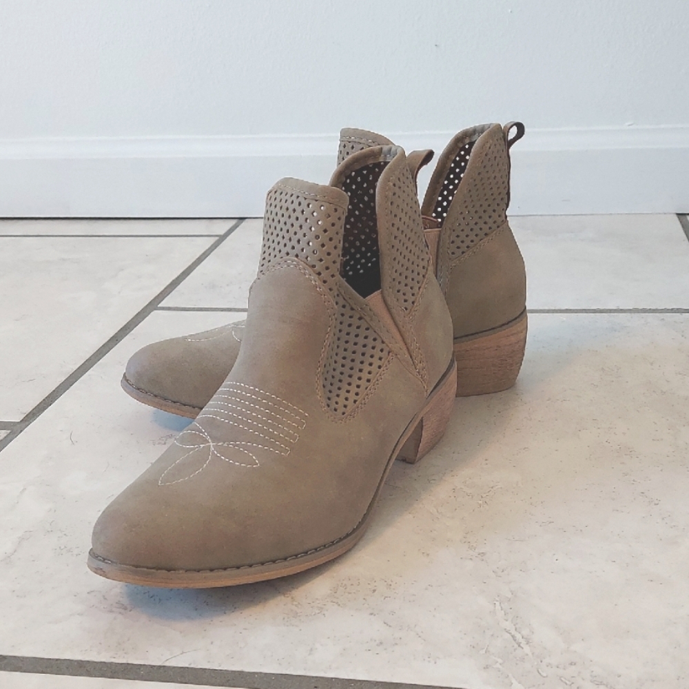 Natural Reflections Ankle Boots, Size 9, Taupe Suede, Genuine Leather,‎ 1" Heel